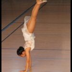 danseuse ballerine fait le poirier dans le gymnase