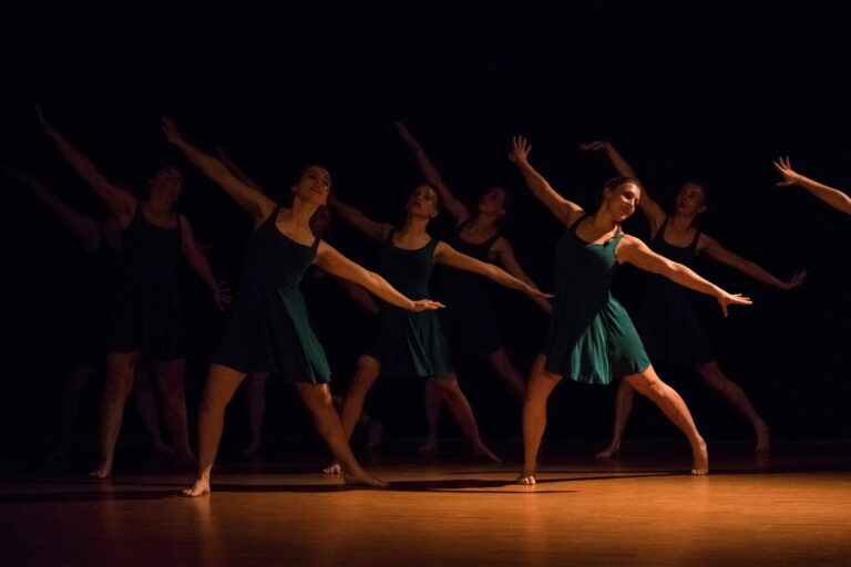 danseuses jazz sur scène glissade